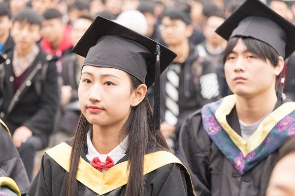 <b>四川新華電腦學院2017年秋季畢業(yè)典禮圓滿落幕</b>