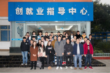 <b>校企聯動，名師大咖新華行</b>