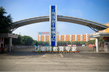 <b>爸媽，我在新華學互聯網挺好的</b>