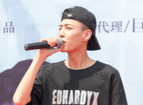 <b>《我們的十八歲》粉絲見面會(huì)引爆全場(chǎng)校長張馳空降四川新華</b>
