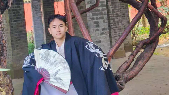 <b>初中畢業(yè)打工太辛苦，我來新華學(xué)設(shè)計</b>