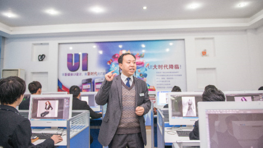 <b>【優(yōu)秀教師專訪】做學(xué)生成長(zhǎng)成才的引路人</b>