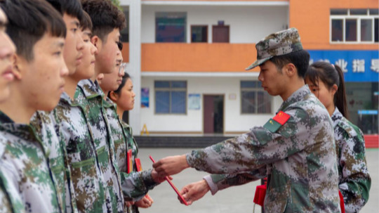 <b>新華“三教三訓(xùn)”之軍訓(xùn)|揮灑汗水書寫迷彩青春！</b>