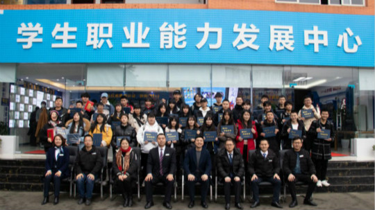 <b>為什么來新華電腦學(xué)校學(xué)習(xí)名企定制班？</b>