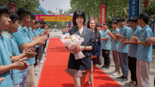 <b>氣質(zhì)女神盧杉走進(jìn)新華互聯(lián)網(wǎng)科技 推薦好學(xué)校好專(zhuān)業(yè)</b>