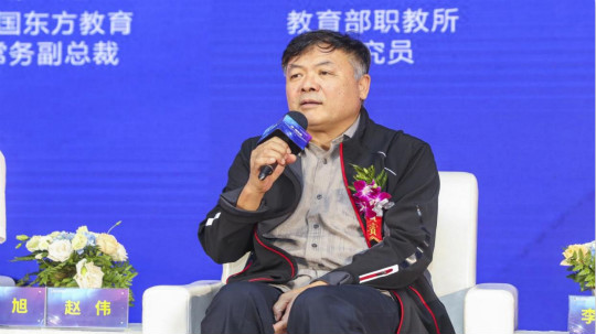<b>教育部職教所研究員趙偉蒞臨新華電腦教育講學(xué)</b>