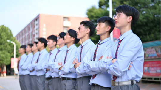 <b>就業(yè)如此困難，他們?yōu)槭裁床粨?dān)心？</b>