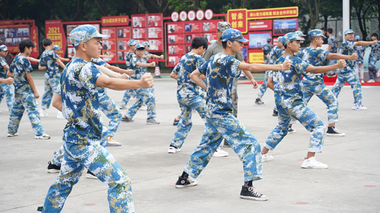 <b>九月開學(xué)季|軍訓(xùn)開啟新華學(xué)子的第一課！</b>
