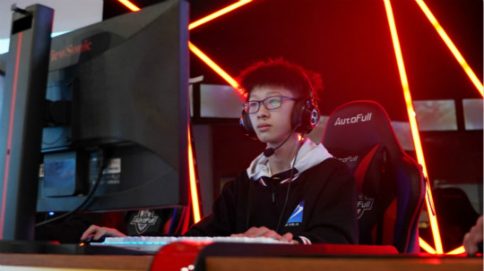 <b>王者爭霸 限定名額！LGD俱樂部明星成員來新華啦！</b>