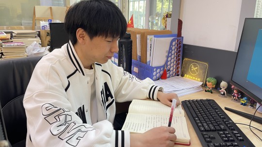<b>新華90后老師這樣說：不以規(guī)矩，不成方圓</b>