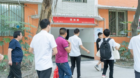 <b>同成長(zhǎng)，齊奮進(jìn)！自貢雙胞胎兄弟雙雙報(bào)考成都新華</b>