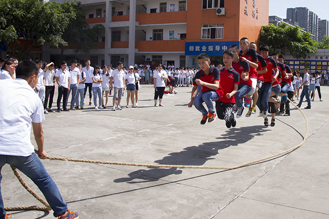 趣味運(yùn)動(dòng)會(huì)，老師和同學(xué)們都玩嗨了！