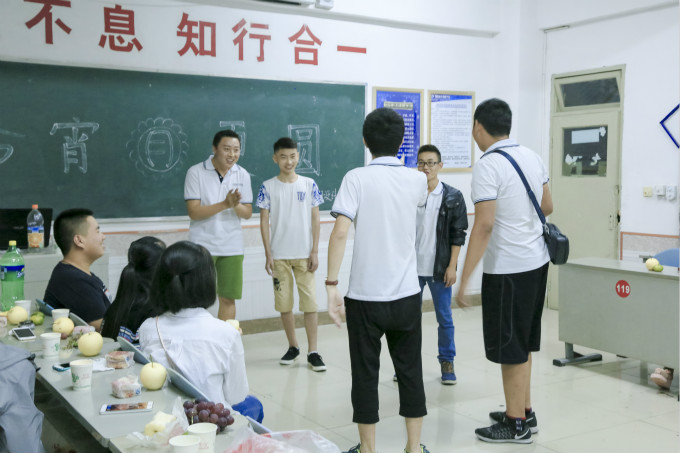 中秋節(jié)到了，各班級舉辦茶話會歡度佳節(jié)
