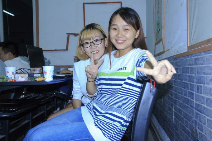 中秋節(jié)到了，各班級舉辦茶話會歡度佳節(jié)