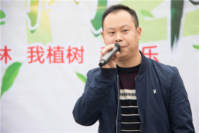植樹節(jié)，四川新華師生在行動(dòng)！