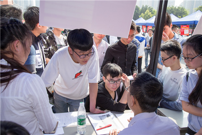 IT人才供需洽談會(huì)：100多家企業(yè)，“職”為新華