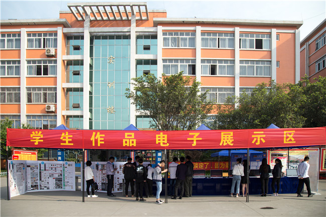 IT人才供需洽談會(huì)：100多家企業(yè)，“職”為新華