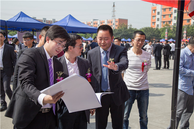 IT人才供需洽談會(huì)：100多家企業(yè)，“職”為新華