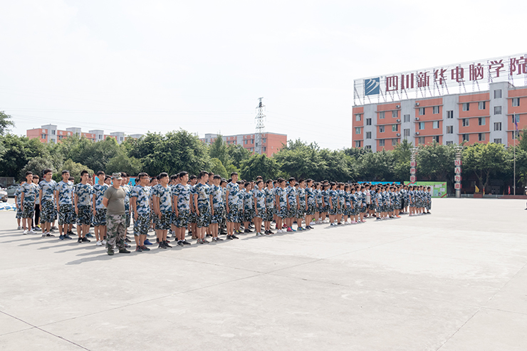 秋季軍訓會操完滿結束，新生面貌煥然一新