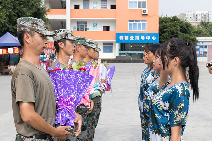 秋季軍訓會操完滿結束，新生面貌煥然一新