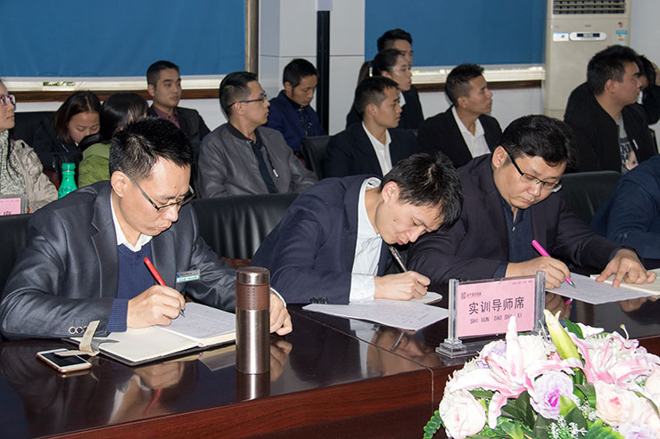 我院舉辦畢業(yè)生答辯會，隆重邀請家長前來旁聽