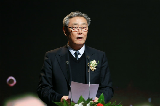 榮耀盛典，新華教育集團(tuán)常務(wù)副總裁許紹兵再獲殊榮！