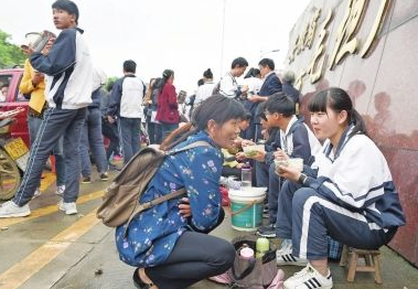 高考倒計(jì)時(shí)！莫言送考：這里從來(lái)都不是一個(gè)人的戰(zhàn)場(chǎng)