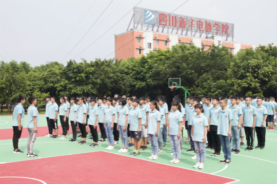 春風(fēng)十里不如你，新生軍訓(xùn)歡樂多  