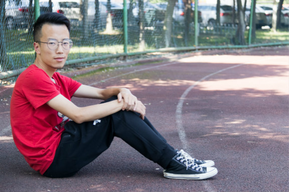 不安現(xiàn)狀，社會(huì)闖蕩十年，選擇新華重新出發(fā)