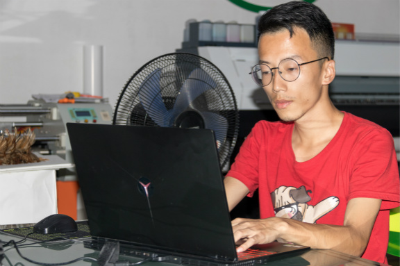 不安現(xiàn)狀，社會(huì)闖蕩十年，選擇新華重新出發(fā)