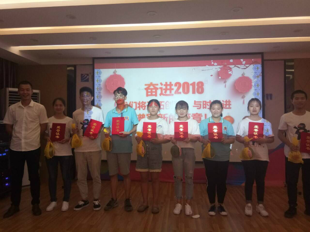 向陽(yáng)而立 滿(mǎn)懷憧憬 執(zhí)著前行