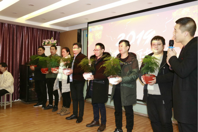 向陽(yáng)而立 滿(mǎn)懷憧憬 執(zhí)著前行