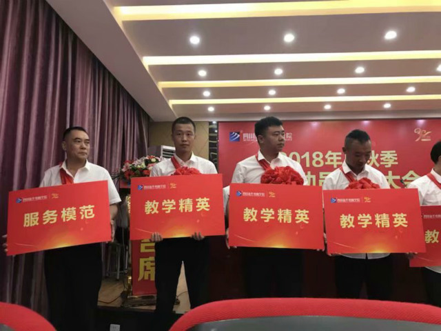 向陽(yáng)而立 滿(mǎn)懷憧憬 執(zhí)著前行