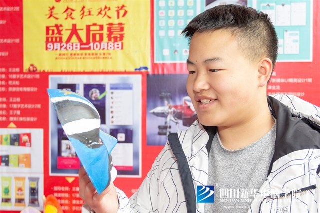看臉時代的零零后，如何擺脫枷鎖、負重前行