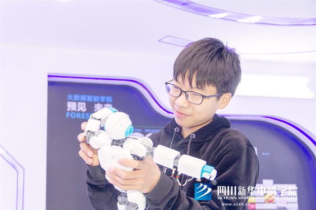 看臉時代的零零后，如何擺脫枷鎖、負重前行