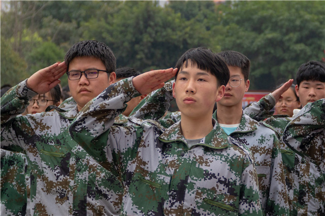 赴一場(chǎng)青春與迷彩的美麗邂逅！四川新華軍訓(xùn)匯演