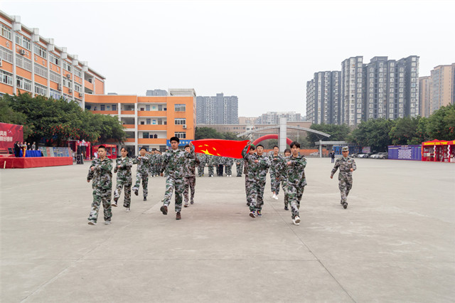 赴一場(chǎng)青春與迷彩的美麗邂逅！四川新華軍訓(xùn)匯演