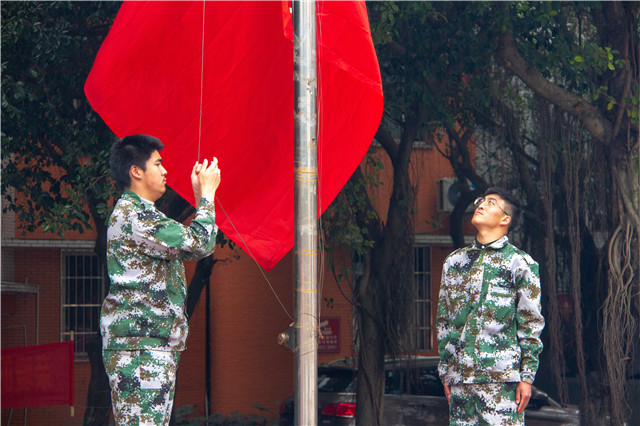 赴一場(chǎng)青春與迷彩的美麗邂逅！四川新華軍訓(xùn)匯演