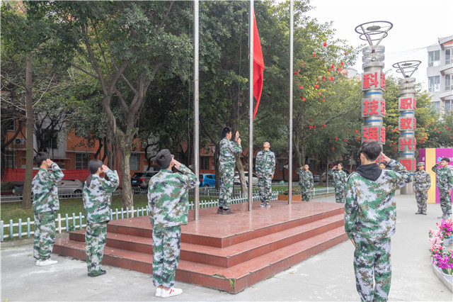 赴一場(chǎng)青春與迷彩的美麗邂逅！四川新華軍訓(xùn)匯演