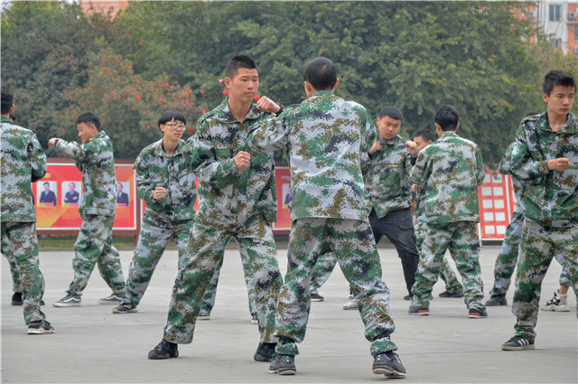 赴一場(chǎng)青春與迷彩的美麗邂逅！四川新華軍訓(xùn)匯演