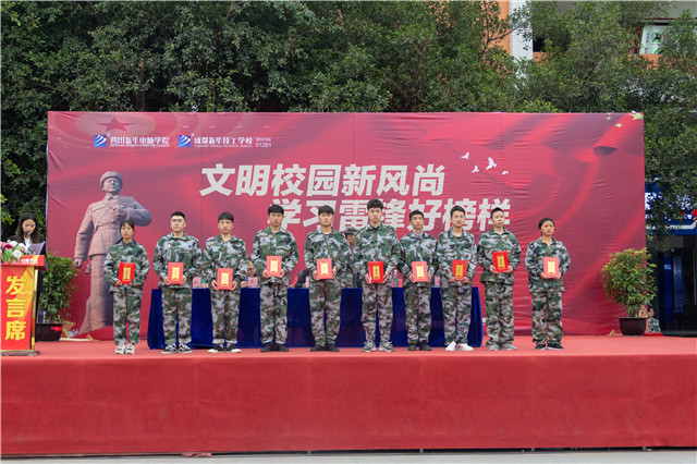 赴一場(chǎng)青春與迷彩的美麗邂逅！四川新華軍訓(xùn)匯演