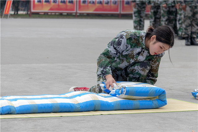 赴一場(chǎng)青春與迷彩的美麗邂逅！四川新華軍訓(xùn)匯演