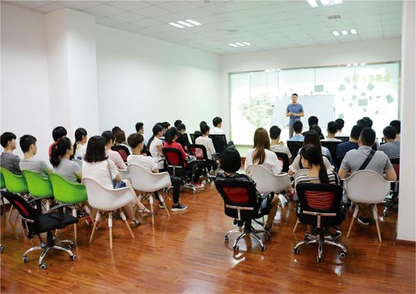 技能+學(xué)歷！職校生為何在就業(yè)市場越來越受歡迎