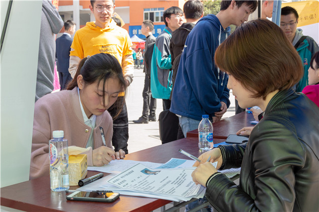 直擊雙選會現(xiàn)場：新華學子厚積薄發(fā)，滿意就業(yè)