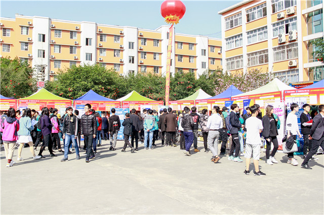 直擊雙選會現(xiàn)場：新華學子厚積薄發(fā)，滿意就業(yè)
