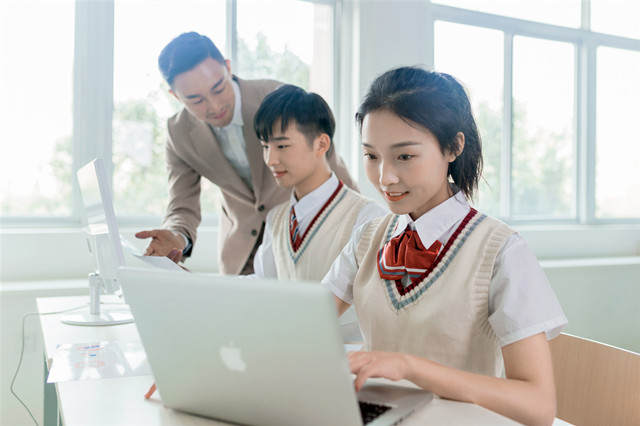 互聯(lián)網(wǎng)時(shí)代，女生學(xué)什么專業(yè)好就業(yè)？