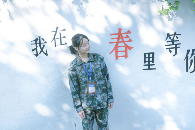 【讓蝴蝶飛過滄?！坑鲆娦氯A，遇見十里桃花