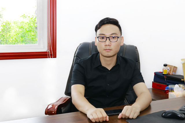 畢業(yè)五年身家千萬，難忘母校情誼 