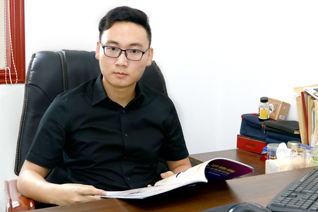 畢業(yè)五年身家千萬，難忘母校情誼 