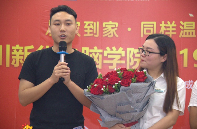 畢業(yè)五年身家千萬，難忘母校情誼 